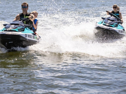 Famille profitant du beau temps sur des Sea-Doo